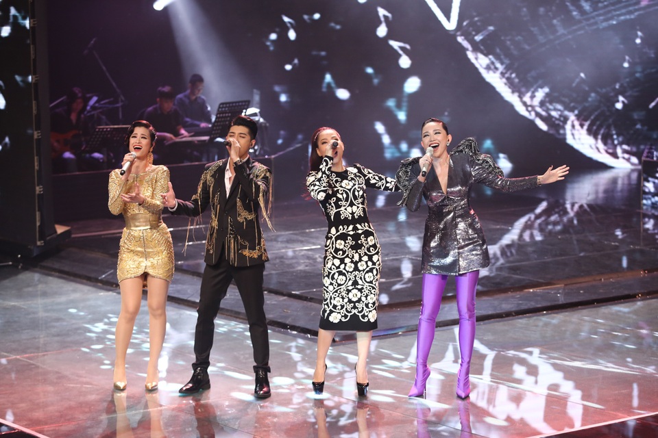 4 HLV lần đầu tiên kết hợp với nhau trong ca khúc tiết mục Ngôi sao cô đơn.