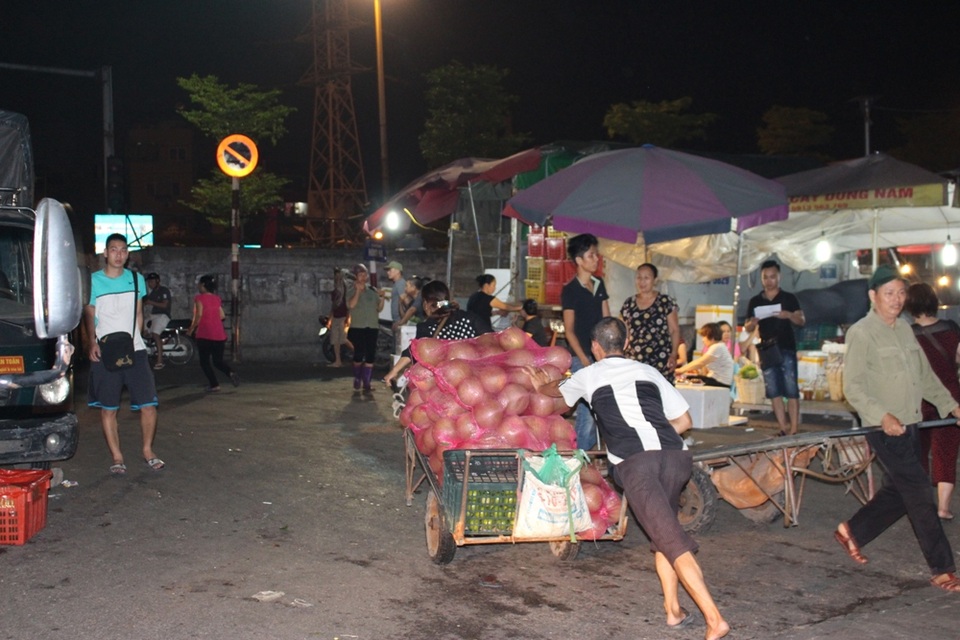 4 khu chợ lâu đời và thú vị không nên bỏ qua ở Hà Nội - 12