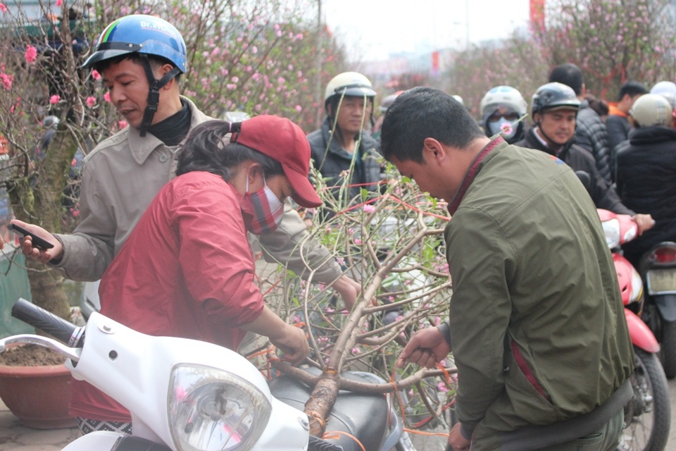 4 khu chợ lâu đời và thú vị không nên bỏ qua ở Hà Nội - 16