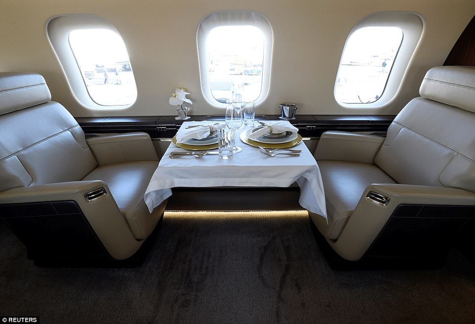 Bên trong máy bay tư nhân lớn nhất thế giới giá hơn 70 triệu USD - 4
Bombardier cho hay hãng hiện đang sản xuất 8 chiếc Global 7000 và dự kiến sẽ bàn giao vào cuối năm 2018. Hãng cũng cho biết đã hết hàng để bán đến năm 2021. Công ty tin rằng sự ra đời của Global 7000 sẽ giúp hãng vượt qua khó khăn hiện tại và dự kiến có thể mang khoản lợi nhuận 300 triệu USD.