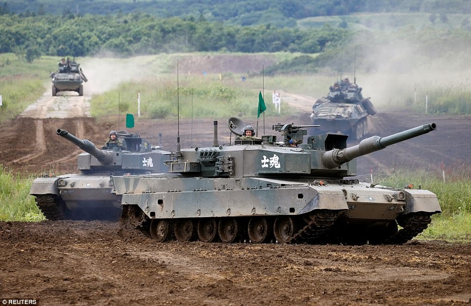 Mỹ, Nhật Bản tập trận đạn thật sẵn sàng đối phó Triều Tiên - 4
Xe tăng Type 90 được trang bị súng thần công 120mm cùng 2 súng máy.