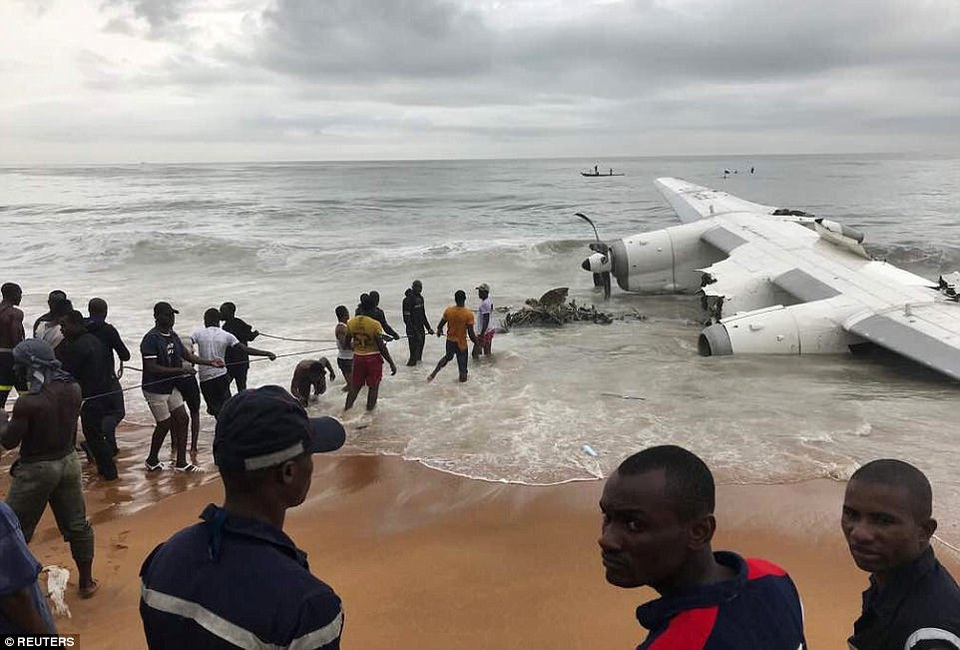 Máy bay chở hàng cho quân đội Pháp rơi xuống biển, ít nhất 4 người chết - 5 (Ảnh: Reuters)