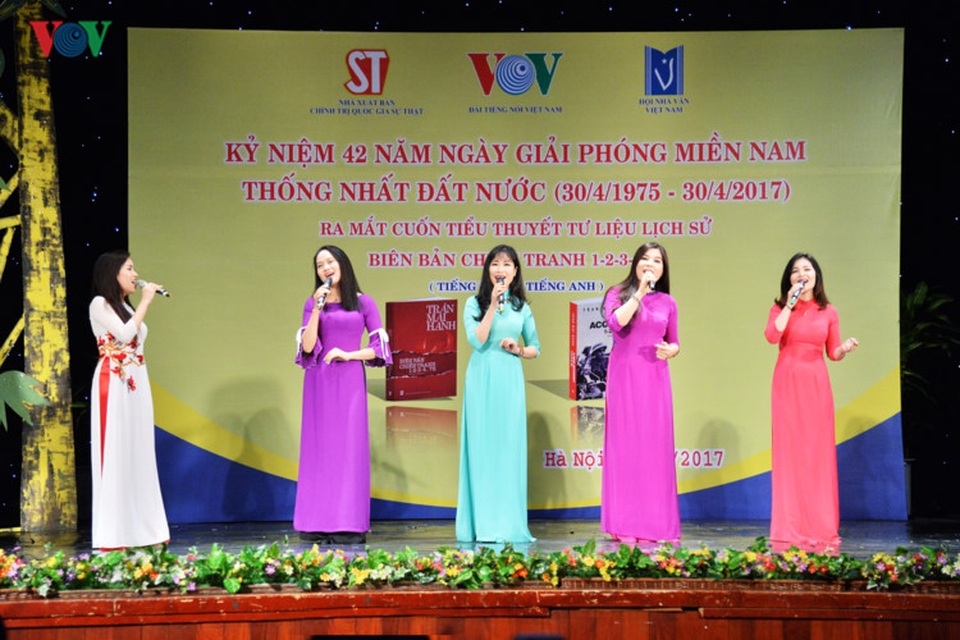 Chùm ảnh: Ra mắt tiểu thuyết “Biên bản chiến tranh 1-2-3-4.75“ tại VOV - 4 Chùm ảnh: Ra mắt tiểu thuyết “Biên bản chiến tranh 1-2-3-4.75“ tại VOV - 4