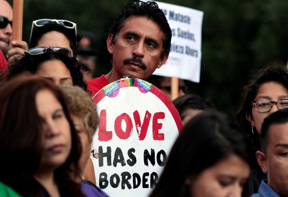 Biểu tình phản đối Tổng thống Trump hủy chương trình nhập cư DACA - 4
Việc hủy bỏ DACA là một phần cam kết trong chính sách tranh cử Tổng thống của ông Trump năm 2016. Bản thân ông Trump đã chỉ trích rằng ông Obama đã “qua mặt” quốc hội để ban hành chương trình DACA. Trong ảnh: Một người biểu tình giơ biển “Tình yêu không biên giới” trước một tòa nhà ở thành phố Los Angeles, bang California.