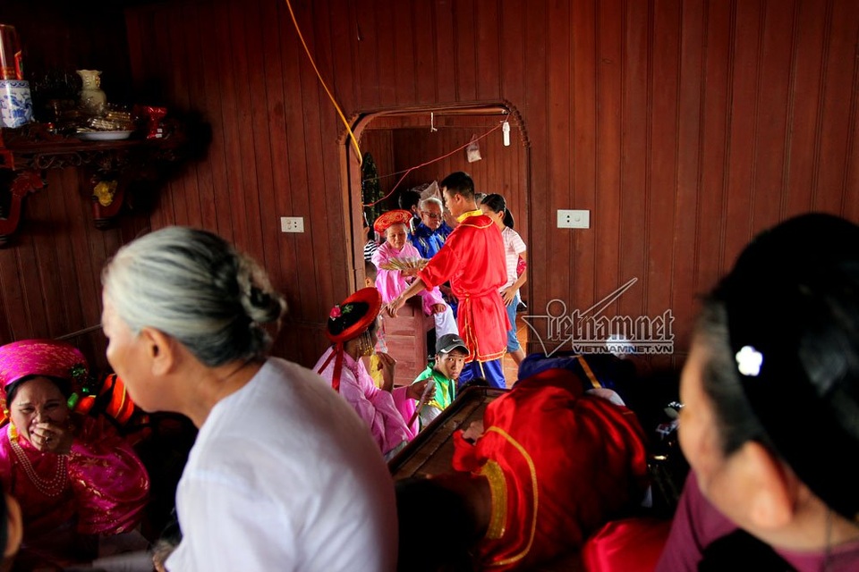 Trai Hà Nội mặc váy rước nước trên sông Hồng - 15 Người cao tuổi được BTC sắp xếp ngồi trong khoang thuyền có giường ghế để ngồi nghỉ