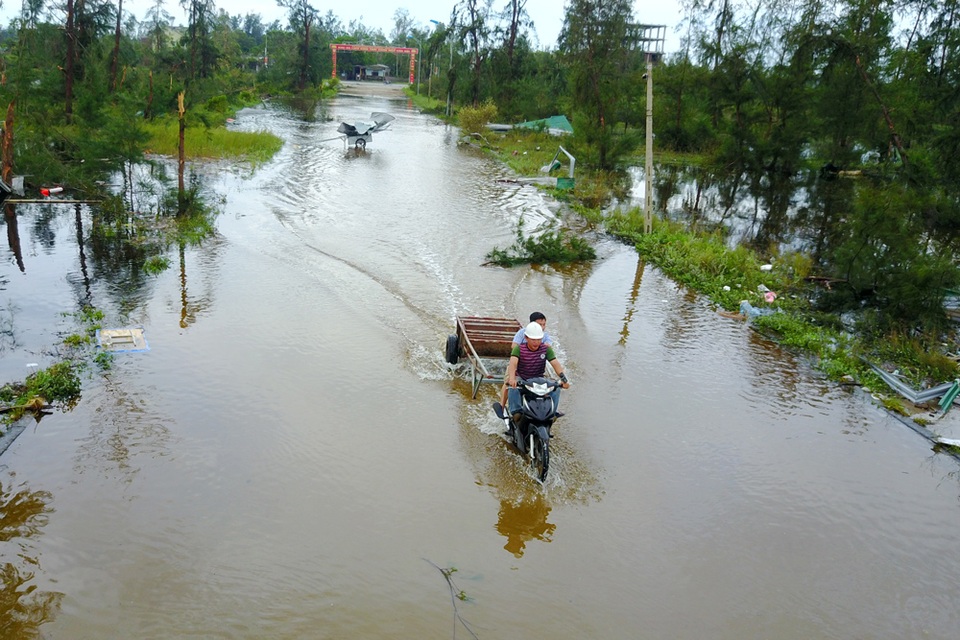 Phố biển Cửa Lò tan hoang, người dân hối hả dọn dẹp sau bão - 5 Phố biển Cửa Lò tan hoang, người dân hối hả dọn dẹp sau bão - 5