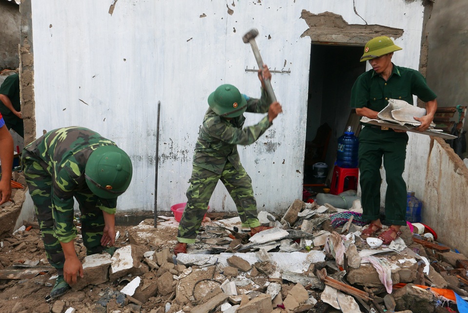 Mồ hôi các anh rơi, vết thương bão tố đang lành lại - 5
Những ngôi nhà bị bão đánh sập, các chiến sĩ bộ đội phải bới gạch ngói vụn tìm các vật dụng còn sót lại giúp đỡ người dân.
