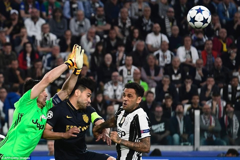 Những khoảnh khắc Juventus quật ngã Monaco để tiến vào chung kết Champions League - 28
Buffon vẫn là chốt chặn tin cậy ở cầu môn Juventus