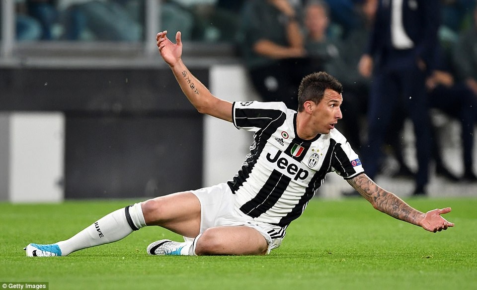 Những khoảnh khắc Juventus quật ngã Monaco để tiến vào chung kết Champions League - 21
Mandzukic liên tục bị cầu thủ Monaco phạm lỗi