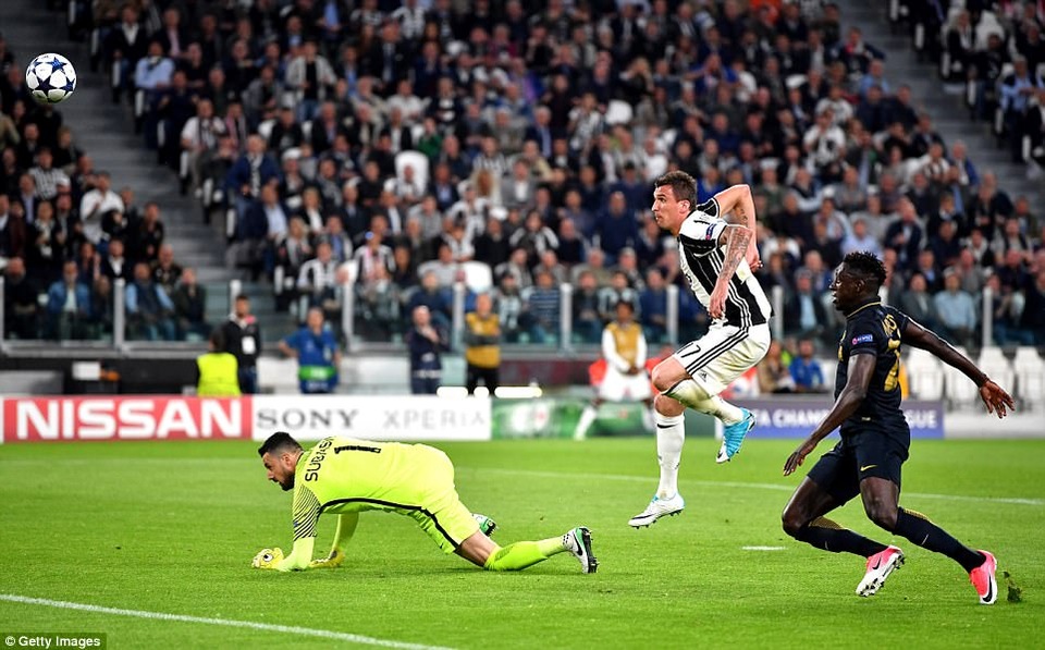 Những khoảnh khắc Juventus quật ngã Monaco để tiến vào chung kết Champions League - 19
Juventus làm chủ hoàn toàn thế trận trong suốt 90 phút