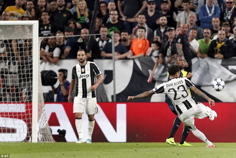 Những khoảnh khắc Juventus quật ngã Monaco để tiến vào chung kết Champions League - 10
Tình huống Dani Alves ghi bàn nâng tỷ số lên 2-0 ở phút 44