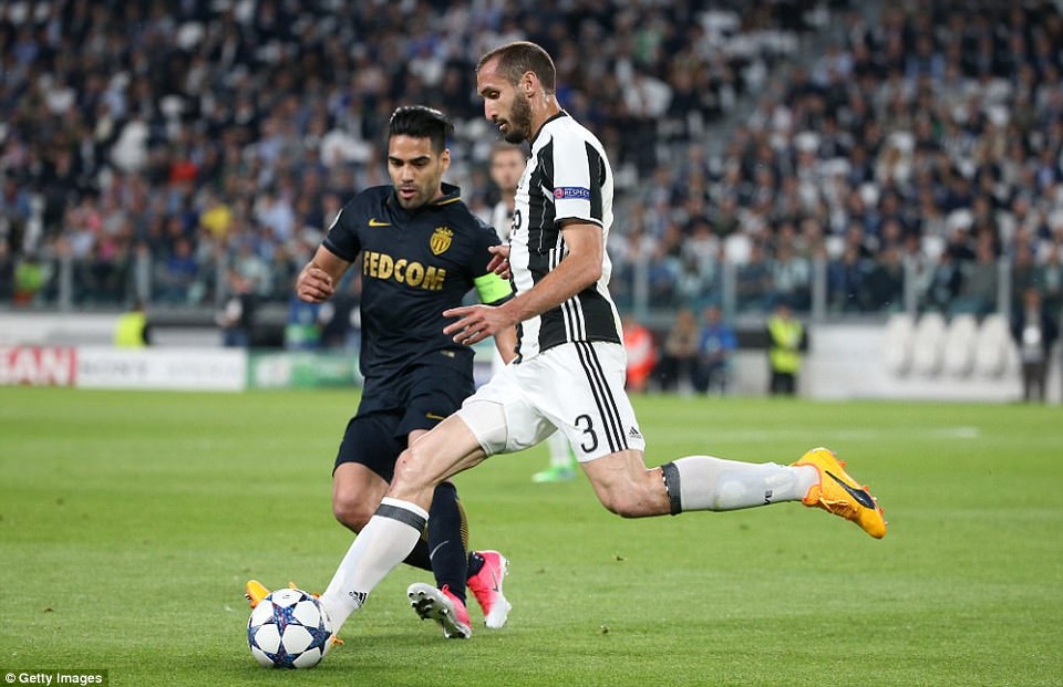 Những khoảnh khắc Juventus quật ngã Monaco để tiến vào chung kết Champions League - 9
Falcao luôn bị Chiellini theo sát như hình với bóng