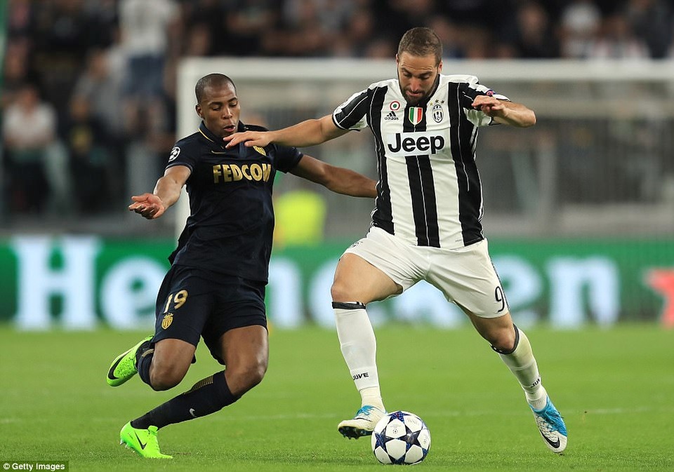 Những khoảnh khắc Juventus quật ngã Monaco để tiến vào chung kết Champions League - 7
Higuain tiếp tục làm tốt nhiệm vụ thu hút hậu vệ đối phương