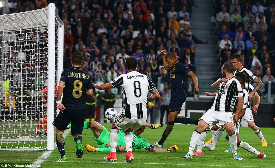 Những khoảnh khắc Juventus quật ngã Monaco để tiến vào chung kết Champions League - 5
Nhưng bàn thắng của Mbappe ở phút 69 chỉ mang ý nghĩa danh dự