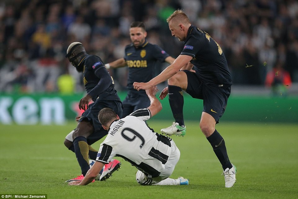 Những khoảnh khắc Juventus quật ngã Monaco để tiến vào chung kết Champions League - 3
Tình huống Higuain bị cầu thủ Monaco phạm lỗi thô bạo