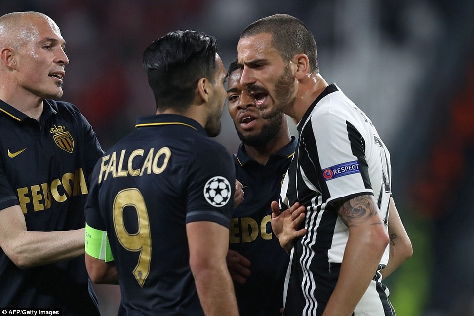 Những khoảnh khắc Juventus quật ngã Monaco để tiến vào chung kết Champions League - 2
Pha xô xát giữa Falcao và Chiellini