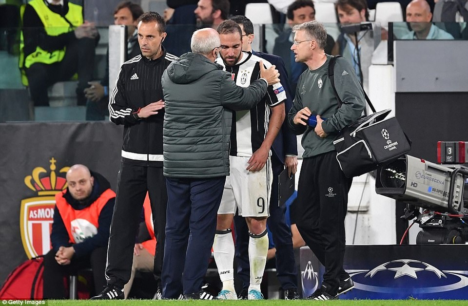 Những khoảnh khắc Juventus quật ngã Monaco để tiến vào chung kết Champions League - 1
Trận đấu khá căng thẳng, khi Higuain bị đau ngay từ đầu trận