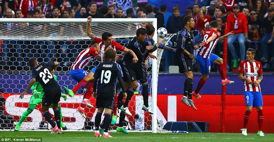 Những khoảnh khắc Real Madrid bại trận trên sân của Atletico - 16
Trước đó ở phút 12, Saul Niguez đánh đầu mở tỷ số trận đấu