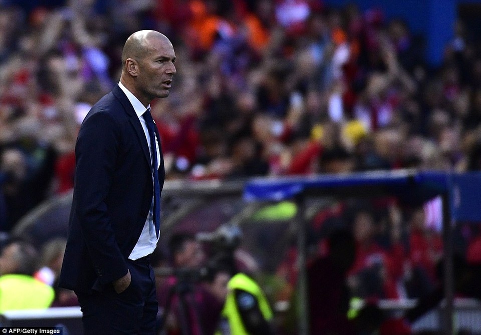 Những khoảnh khắc Real Madrid bại trận trên sân của Atletico - 17
HLV Zidane đứng trước cơ hội làm nên lịch sử