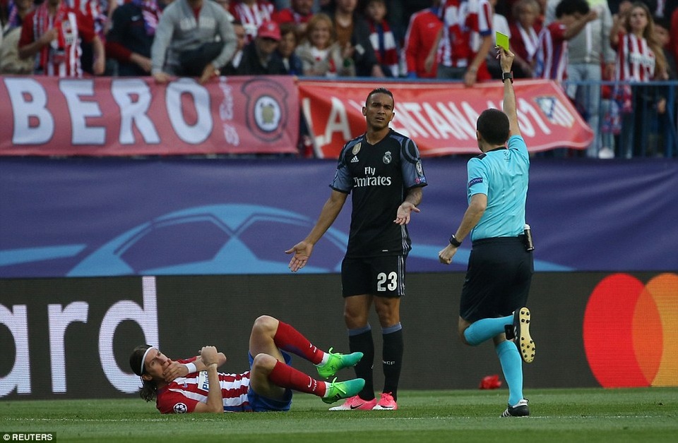 Những khoảnh khắc Real Madrid bại trận trên sân của Atletico - 20
Falipe Luis bị đau sau pha va chạm với cầu thủ Real Madrid