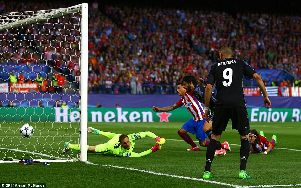 Những khoảnh khắc Real Madrid bại trận trên sân của Atletico - 9
Tình huống đệm lòng làm thay đổi số phận trận đấu ở phút 42