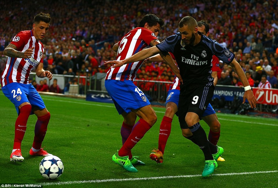 Những khoảnh khắc Real Madrid bại trận trên sân của Atletico - 6
Pha đi bóng của Benzema trong vòng vây hậu vệ Atletico
