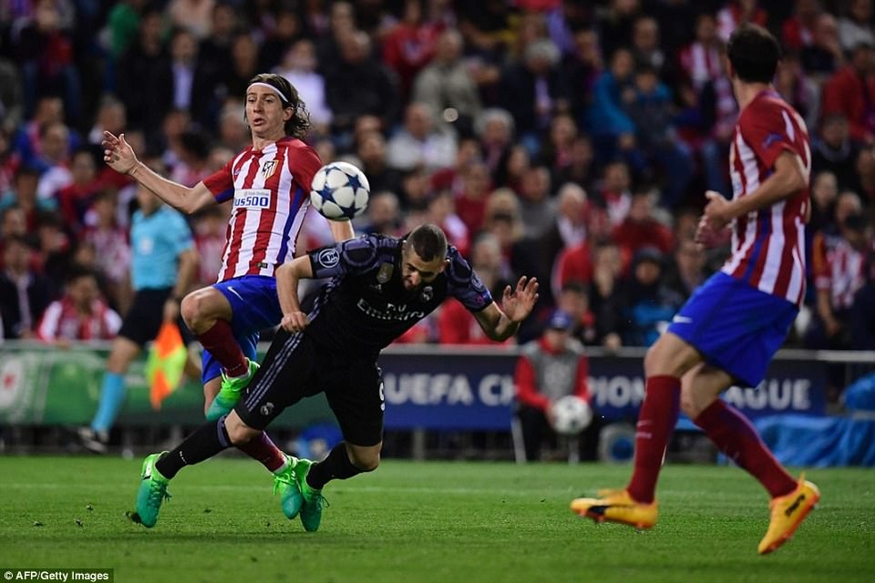 Những khoảnh khắc Real Madrid bại trận trên sân của Atletico - 4
Benzema bị hậu vệ Atletico đeo bám rất chặt
