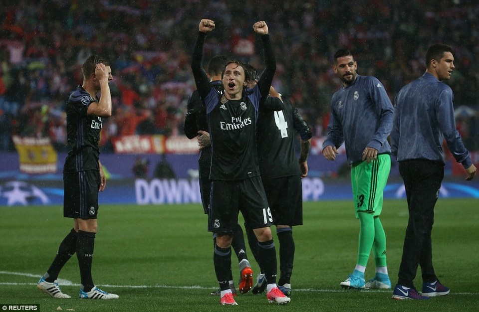 Những khoảnh khắc Real Madrid bại trận trên sân của Atletico - 1
Với lợi thế thắng 3-0 ở lượt đi, Real Madrid nhập cuộc khá tự tin