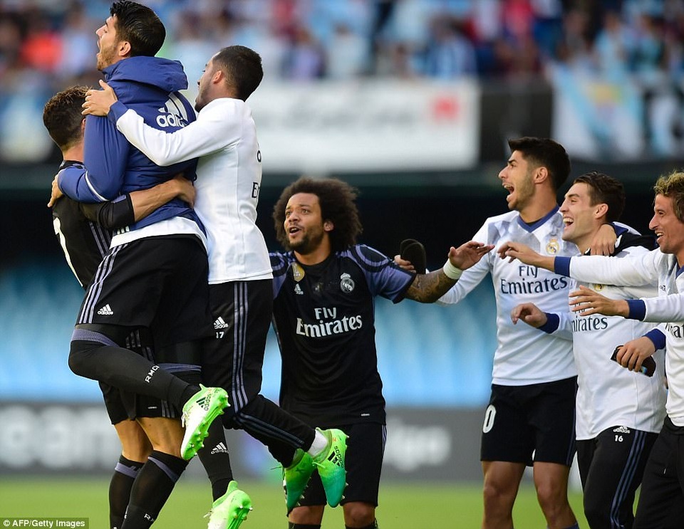 Những khoảnh khắc C.Ronaldo đưa Real Madrid lên đỉnh La Liga - 14
Niềm vui của các cầu thủ Real Madrid...