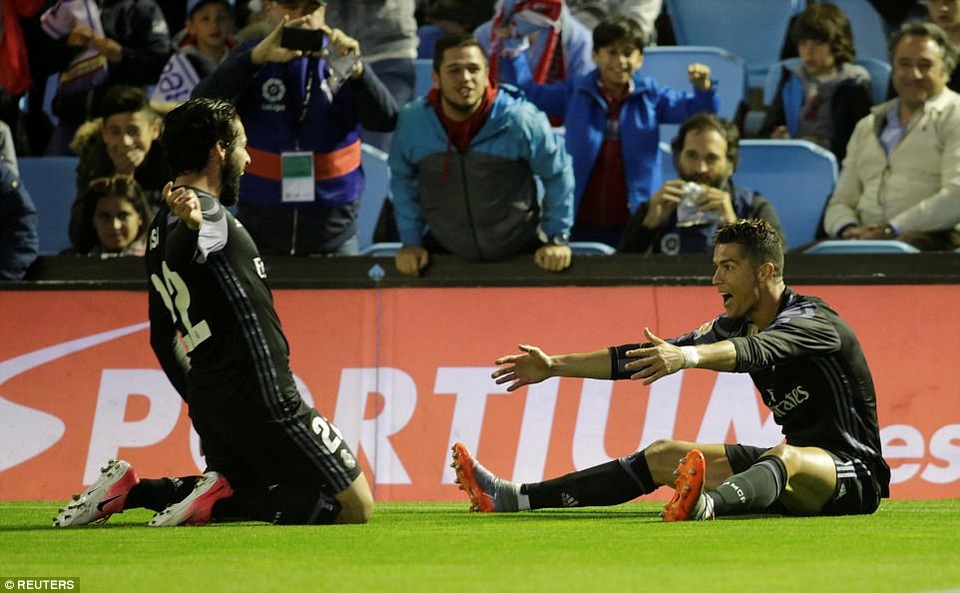 Những khoảnh khắc C.Ronaldo đưa Real Madrid lên đỉnh La Liga - 9
Niềm vui của các các cầu thủ Real Madrid