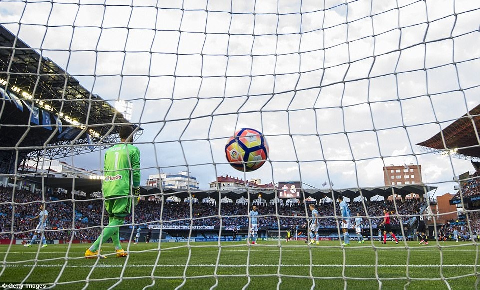 Những khoảnh khắc C.Ronaldo đưa Real Madrid lên đỉnh La Liga - 8
Celta Vigo vỡ trận sau khi liên tiếp nhận bàn thua