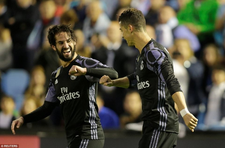 Những khoảnh khắc C.Ronaldo đưa Real Madrid lên đỉnh La Liga - 7
Isco kiến tạo để C.Ronaldo nâng tỷ số lên 2-0 ở phút 48
