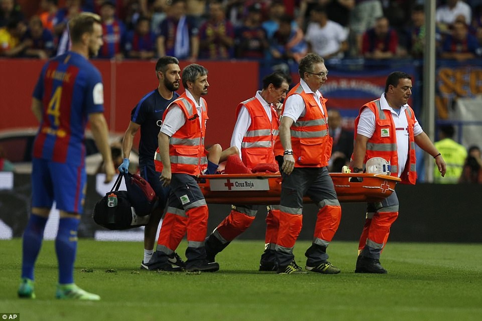 Những khoảnh khắc đưa Barca vô địch Cúp Nhà vua trong ngày chia tay HLV Enrique - 19
Mascherano có nguy cơ nghỉ dài hạn sau chấn thương này