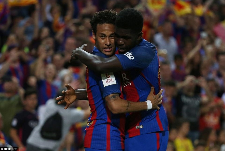 Những khoảnh khắc đưa Barca vô địch Cúp Nhà vua trong ngày chia tay HLV Enrique - 20
Neymar chia sẻ niềm vui với Umtiti