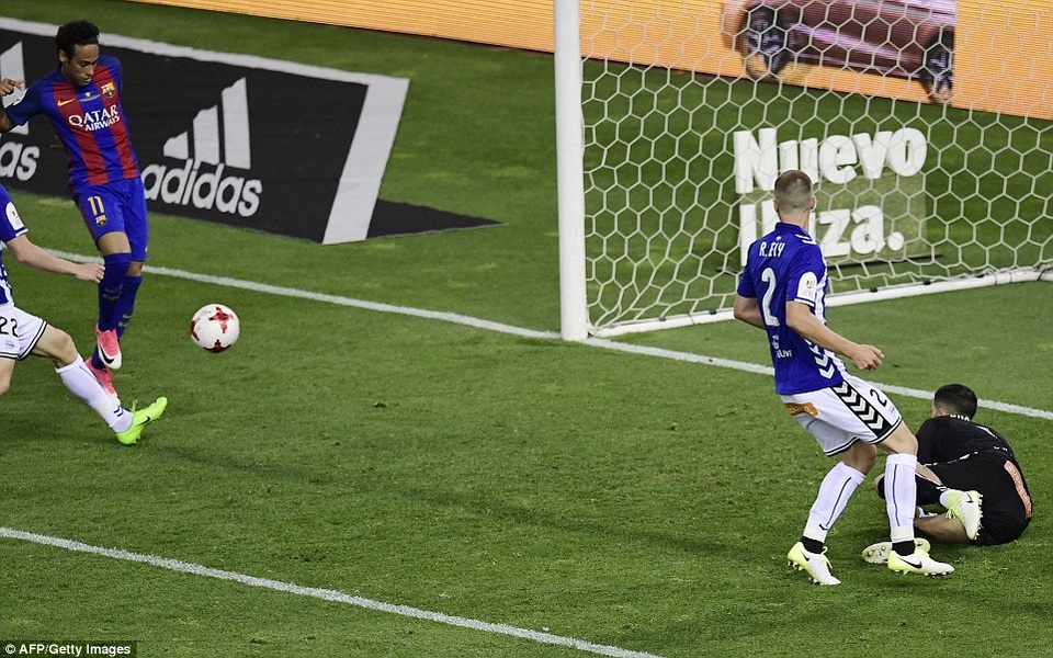 Những khoảnh khắc đưa Barca vô địch Cúp Nhà vua trong ngày chia tay HLV Enrique - 7
Neymar đưa tỷ số lên 2-1 ở phút 45 sau pha đệm lòng chính xác