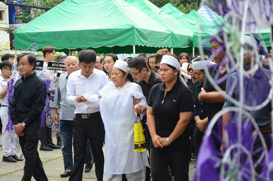 Vợ nhạc sĩ được các học trò dìu đi trong tang lễ của chồng bởi sức khỏe của bà không được tốt