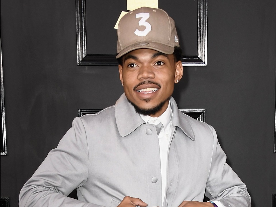 Nam ca sĩ Chance the Rapper đã làm nên lịch sử tại giải thưởng âm nhạc Grammy khi trở thành nghệ sĩ đầu tiên nhận được giải thưởng danh giá này với một album duy nhất trong sự nghiệp được công bố online. Chance đã phá vỡ những chuẩn mực thông thường vốn tồn tại bao lâu nay trong nền công nghiệp âm nhạc, khi muốn được xem là nghệ sĩ thực thụ, cần phải có đĩa hát bán ra thị trường. Chance the Rapper đã đi vào lịch sử của giải Grammy ở tuổi 24.