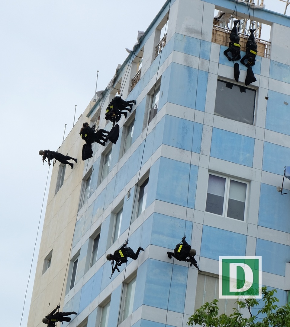 Cảnh sát đặc nhiệm diễn tập khí công, võ thuật chuẩn bị APEC - 5
Kỹ thuật di chuyển trên tường những tòa nhà cao tầng
