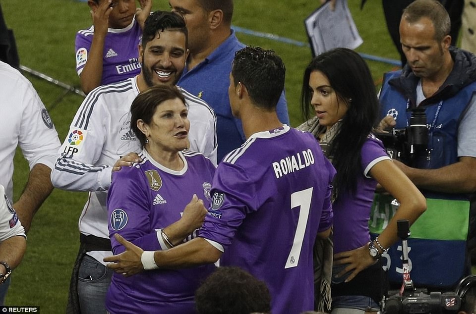 Cầu thủ Real Madrid hạnh phúc tột cùng trong ngày vô địch Champions League - 11
Chị gái của C.Ronaldo cũng có mặt ở sân Cardiff đêm qua