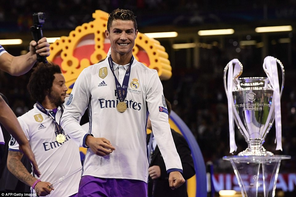 Cầu thủ Real Madrid hạnh phúc tột cùng trong ngày vô địch Champions League - 13
CR7 có cơ hội lớn để giành Quả bóng vàng năm nay