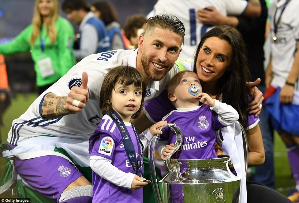 Cầu thủ Real Madrid hạnh phúc tột cùng trong ngày vô địch Champions League - 16
Ramos bên cạnh vợ và con