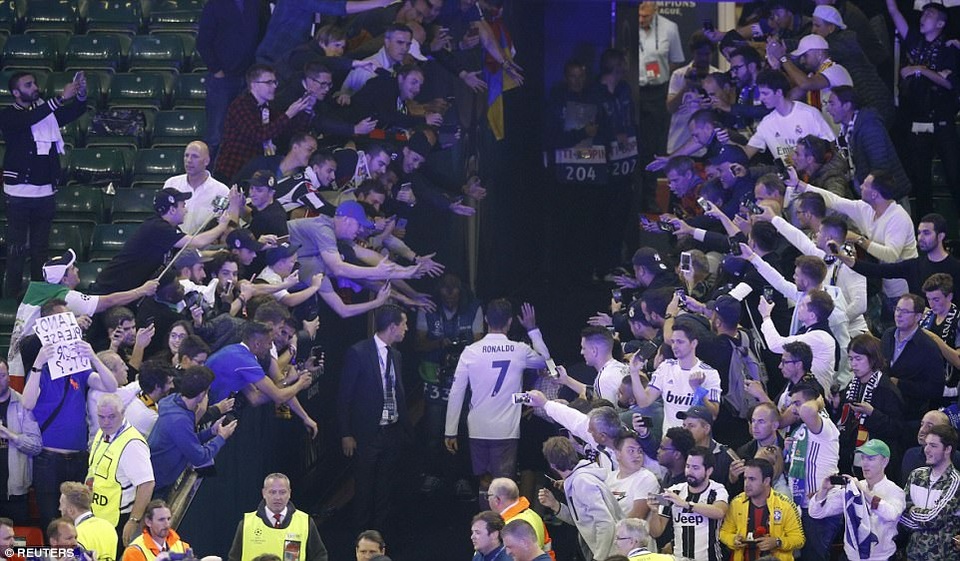 Cầu thủ Real Madrid hạnh phúc tột cùng trong ngày vô địch Champions League - 18
Người hâm mộ ngước nhìn theo C.Ronaldo