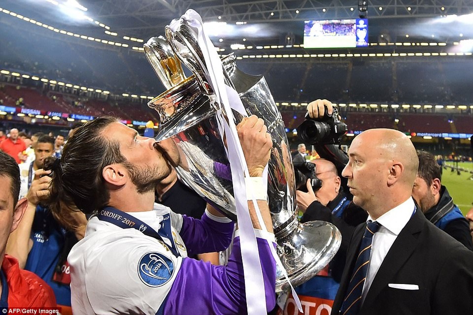 Cầu thủ Real Madrid hạnh phúc tột cùng trong ngày vô địch Champions League - 19
Bale ôm hôm chiếc Cúp Champions League thứ hai trong sự nghiệp