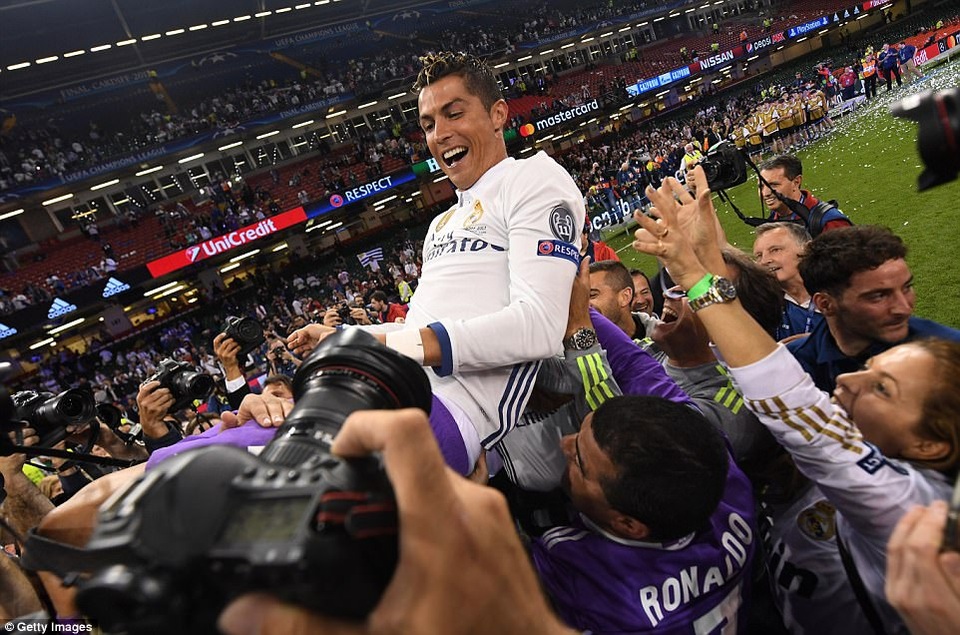 Cầu thủ Real Madrid hạnh phúc tột cùng trong ngày vô địch Champions League - 20
CR7 trở thành huyền thoại Real Madrid với cú đúp vào lưới Juventus