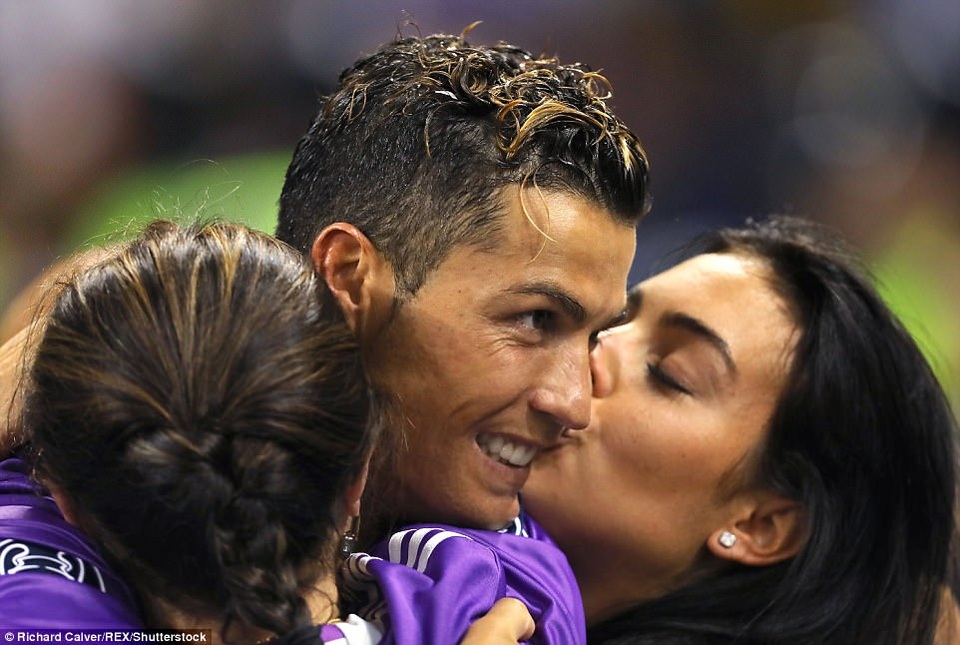 Cầu thủ Real Madrid hạnh phúc tột cùng trong ngày vô địch Champions League - 23
Người thân chia vui với Ronaldo
