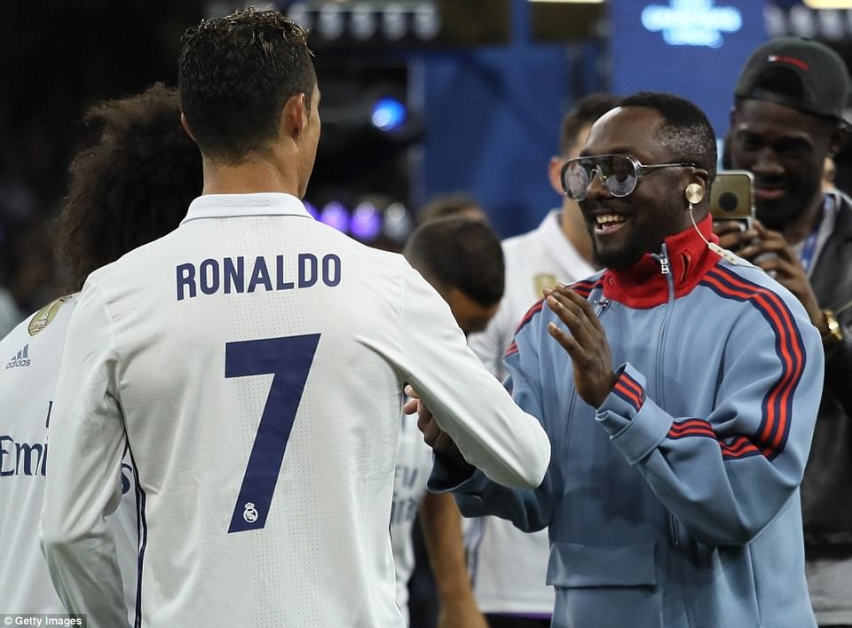 Cầu thủ Real Madrid hạnh phúc tột cùng trong ngày vô địch Champions League - 10
CR7 tất nhiên là trung tâm trong đêm rực lửa tại Cardiff