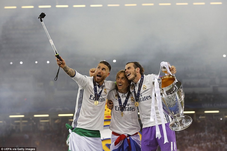 Cầu thủ Real Madrid hạnh phúc tột cùng trong ngày vô địch Champions League - 8
Ramos, Bale và Modric tự sướng bên chiếc Cúp