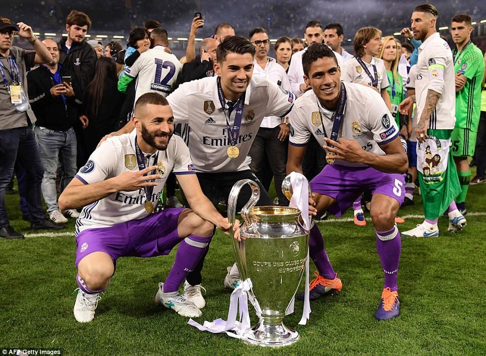 Cầu thủ Real Madrid hạnh phúc tột cùng trong ngày vô địch Champions League - 7
Những cầu thủ người Pháp Benzema và Varane bên chiếc Cúp