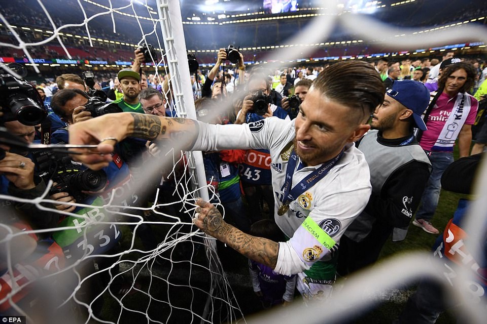 Cầu thủ Real Madrid hạnh phúc tột cùng trong ngày vô địch Champions League - 3
Ramos chia sẻ niềm vui cùng các cổ động viên