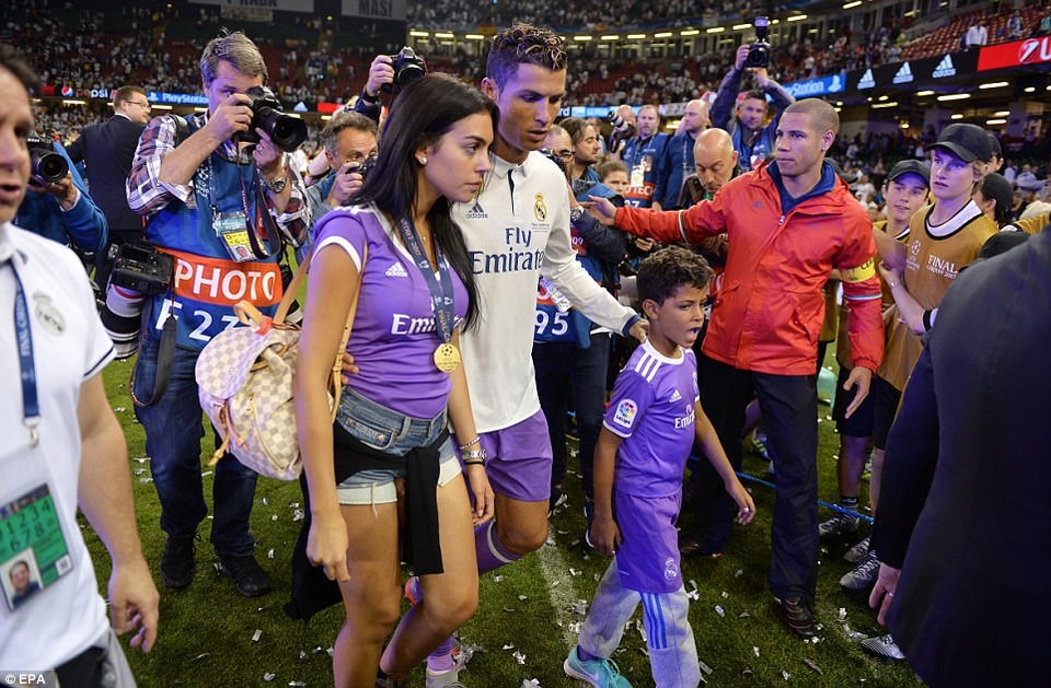 Cầu thủ Real Madrid hạnh phúc tột cùng trong ngày vô địch Champions League - 2
C.Ronaldo hưởng niềm vui đặc biệt cùng bạn gái và cậu con trai C.Ronaldo Jr